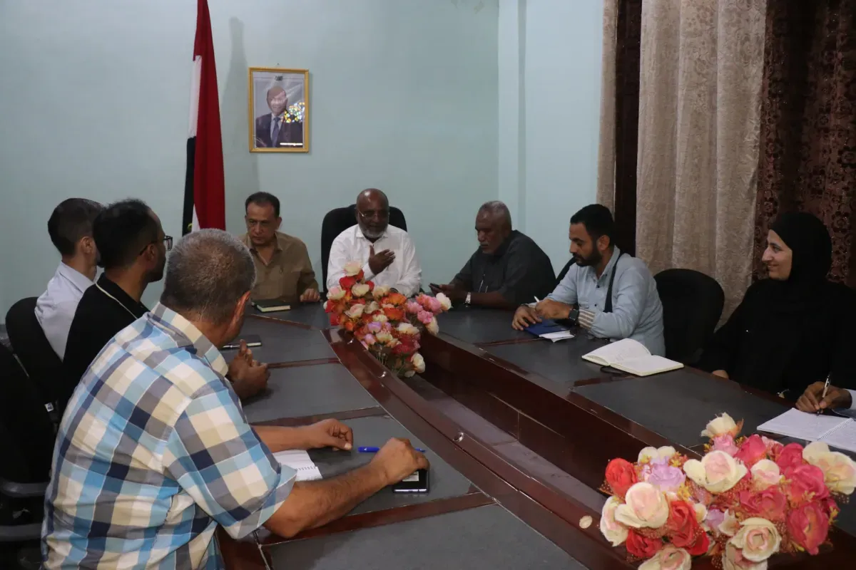 عليان يناقش مع الصليب الأحمر ترميم مركز الإنزال السمكي بمنطقة القطابا في الخوخة