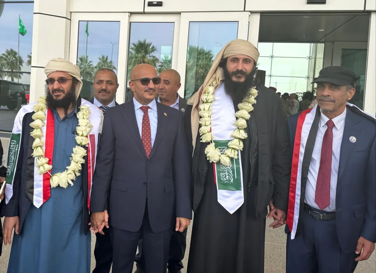 طارق صالح يستذكر لحظة تحرير شقيقه ونجله بعد سنوات من الاختطاف لدى الحوثيين