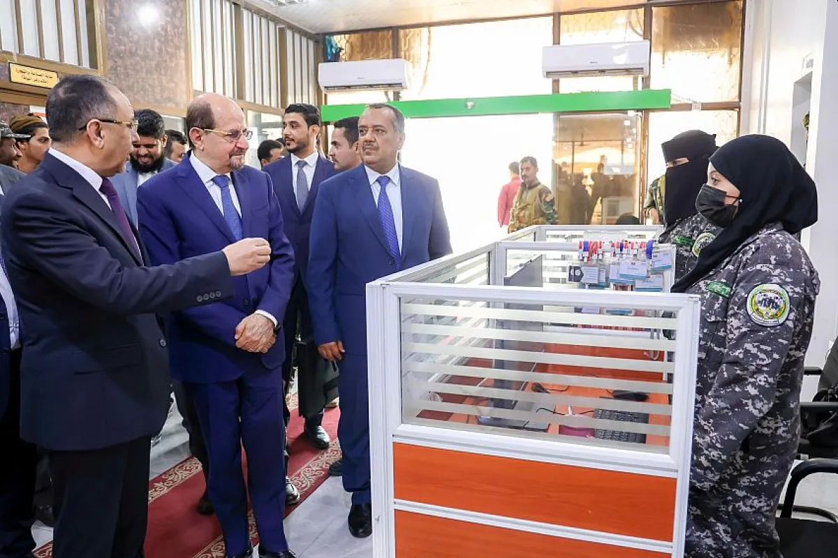 رئيس الوزراء يدشن تحركات ميدانية في عدن لتعزيز الرقابة والإصلاح الإداري وتطوير الأداء الحكومي