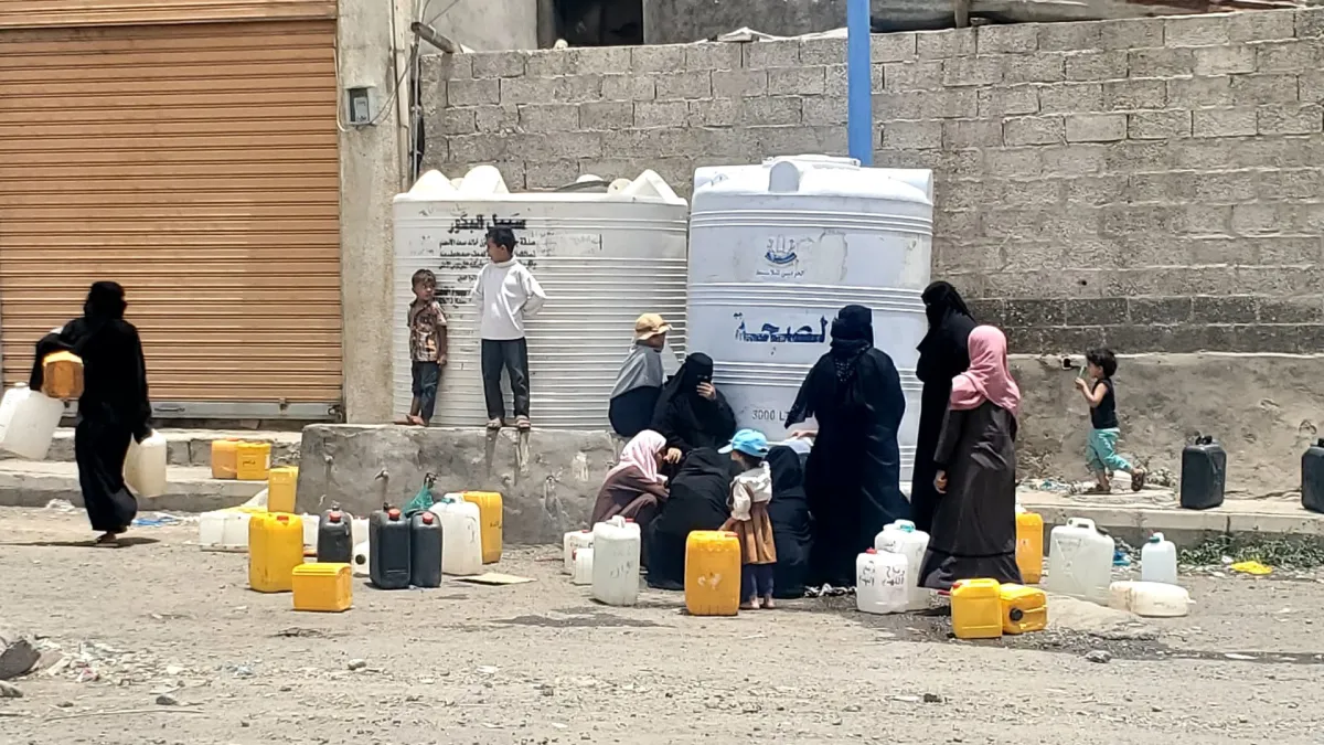 تعز.. سماء تجود بالمطر وجشع يحبس الأثر: لماذا لا ترخص صهاريج المياه؟