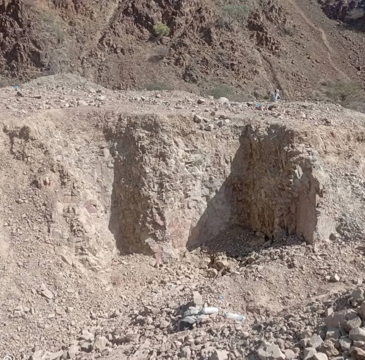 هيئة الجيولوجيا تحذر من التنقيب العشوائي في حضرموت: نهب ممنهج يدمّر البيئة والاقتصاد