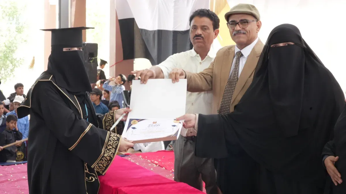 المخا.. حفل تخرج لطلاب الثانوية بمدرسة الشهيد الزوكا تزامناً مع ذكرى انطلاق المقاومة الوطنية