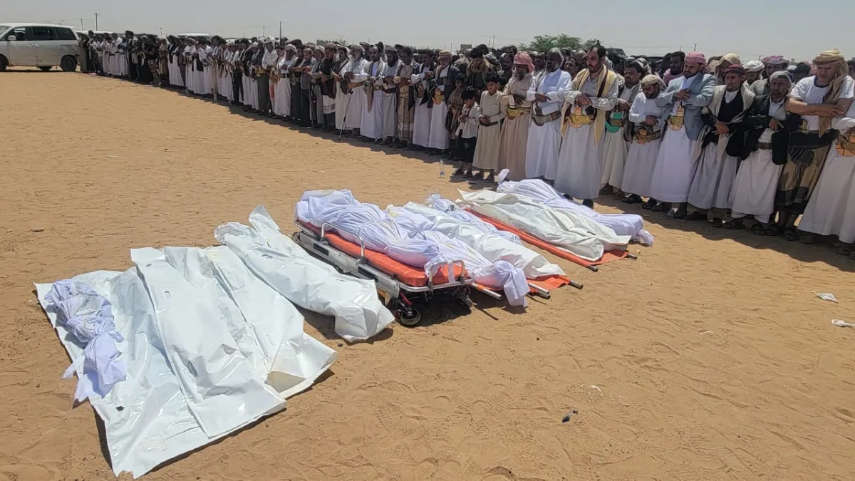 مأرب تشيع ضحايا الحريق المأساوي من أسرة السامدي في موكب جنائزي مهيب