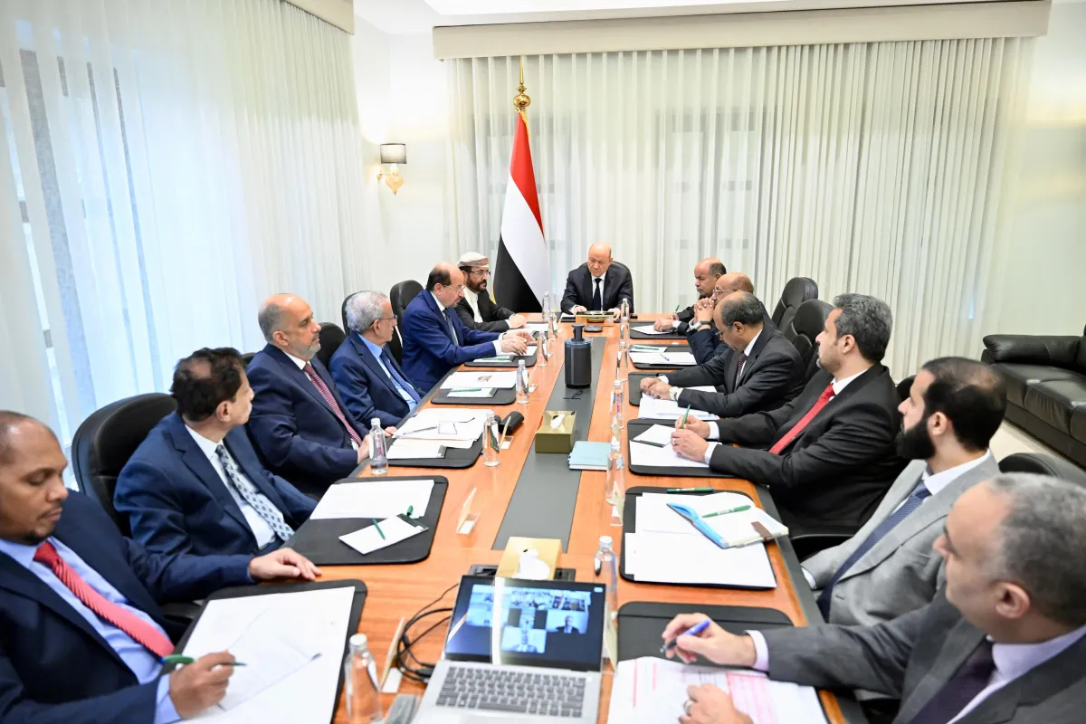 العليمي يعقد اجتماعاً مصغراً للحكومة والمحافظين لمناقشة الإصلاحات