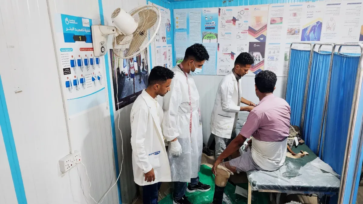 مستشفى المخا يطلق المرحلة الثانية لتركيب الأطراف الصناعية لضحايا الألغام والحرب