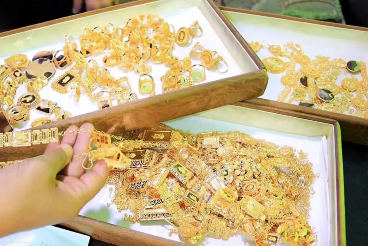 ملاذ اليمنيين الأخير.. كيف تحول "بريق الذهب" إلى "فخ نحاسي" برعاية مليشيا الحوثي؟