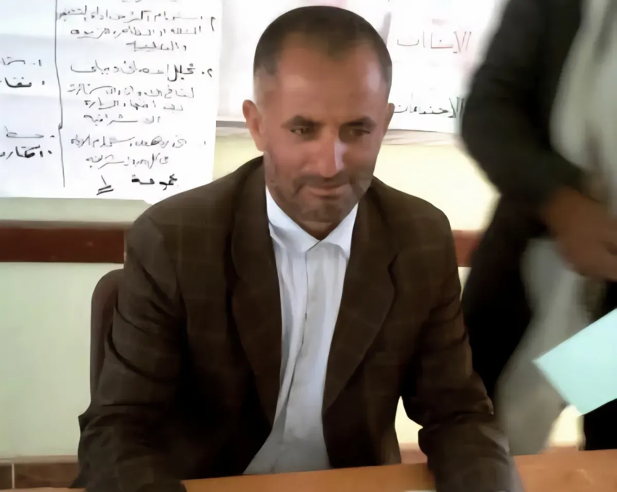 الحوثيون يفرجون عن التربوي عاطف في عمران بعد ضغوط قبلية وإعلامية