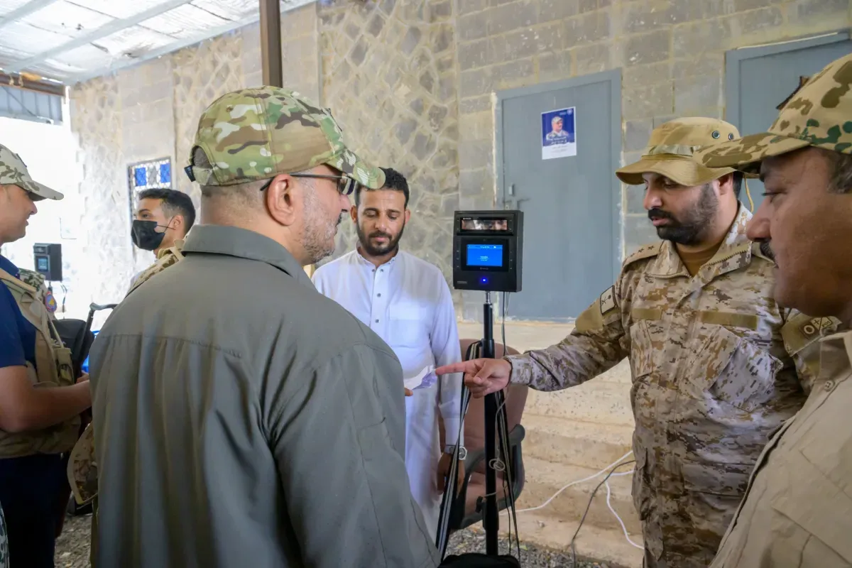 أكد اهتمام مجلس القيادة بإصلاحات القوات المسلحة.. طارق صالح يطّلع على سير عمل لجنة البصمة الحيوية