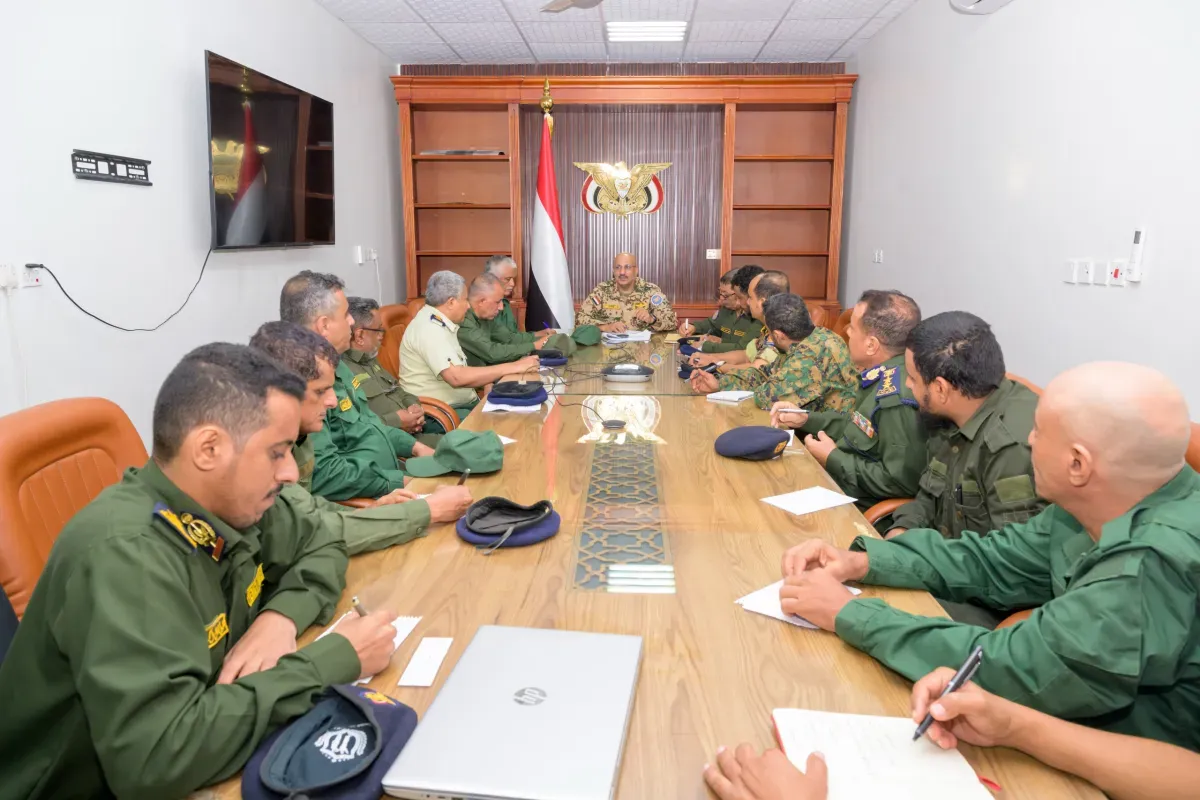 طارق صالح يطلع من وزير الداخلية على "إصلاحات" الوزارة ويترأس اجتماعًا لقطاع الأمن في الساحل الغربي