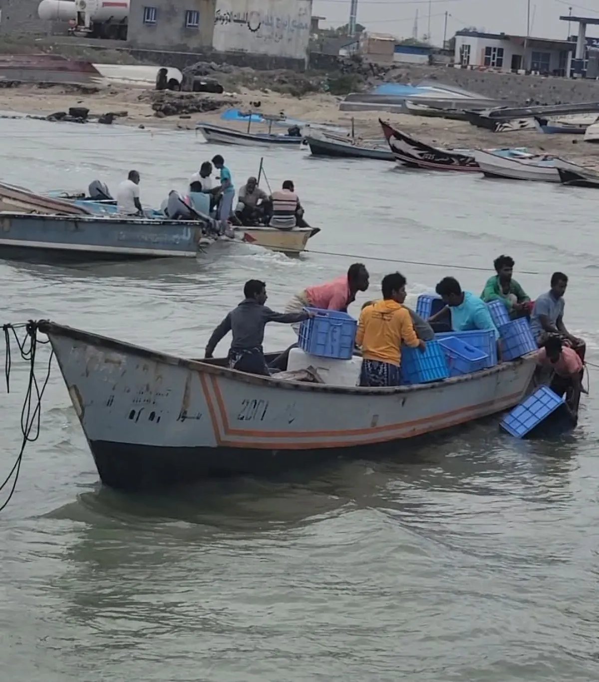 فقدان 15 صيادًا من أبناء الخوخة في عرض البحر منذ أسبوعين