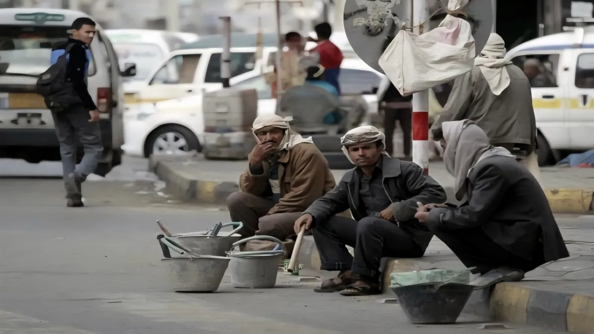 عمال اليمن.. عقد من التنكيل والإفقار الممنهج للقوى العاملة