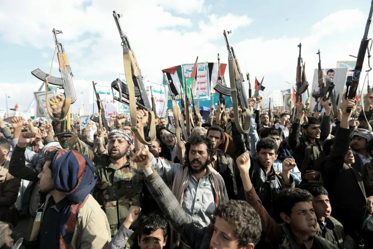 اقتصاد يترنح تحت الجبايات الحوثية.. هروب رؤوس الأموال من صنعاء يتسارع