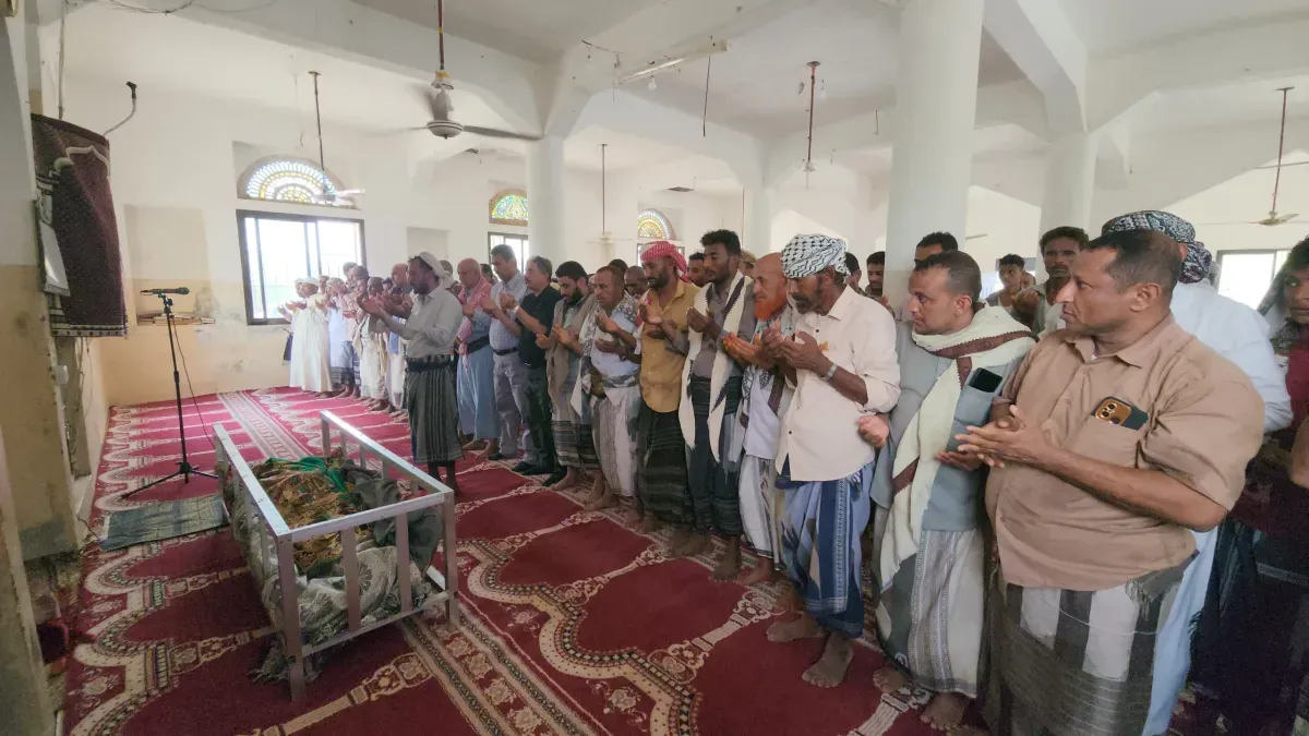 تشييع مهيب للشيخ سعيد شيلان في المخا بعد مسيرة حافلة بالعطاء