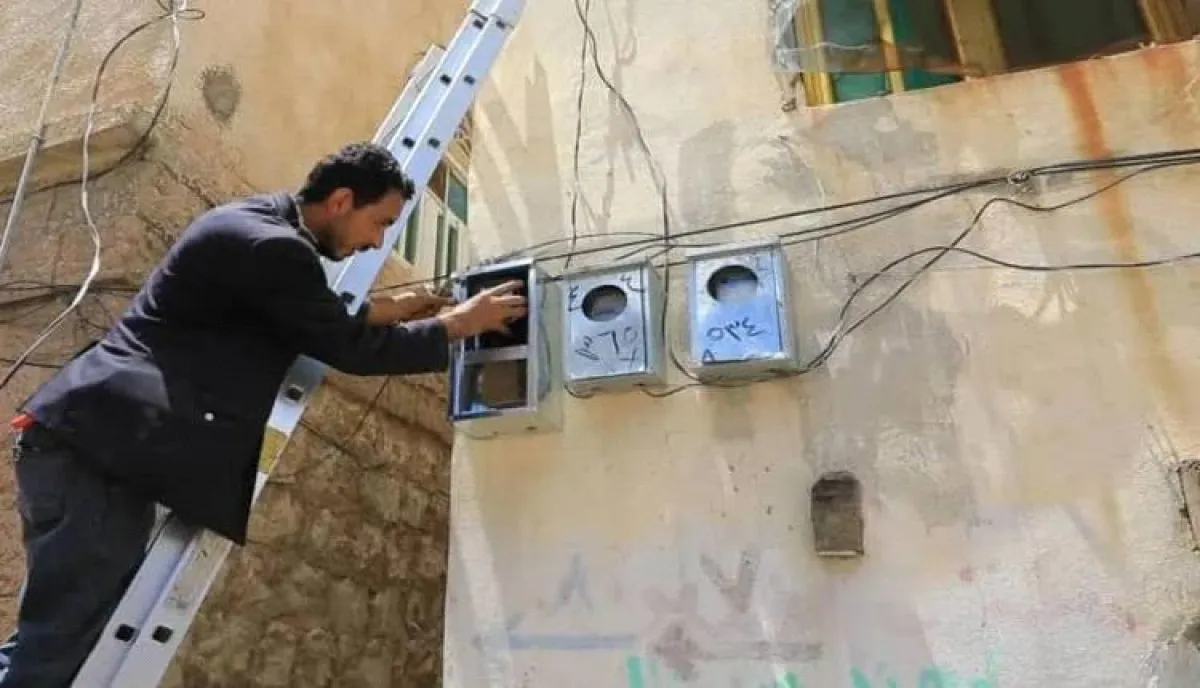 تعز بين مطرقة "التجاري" وسندان "الشمسية".. استثمار في الظلام واستغلال بلا رقابة