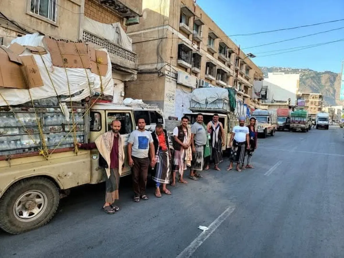 وقفة احتجاجية في تعز رفضاً لرسوم "النظافة" المرتفعة على الشاحنات