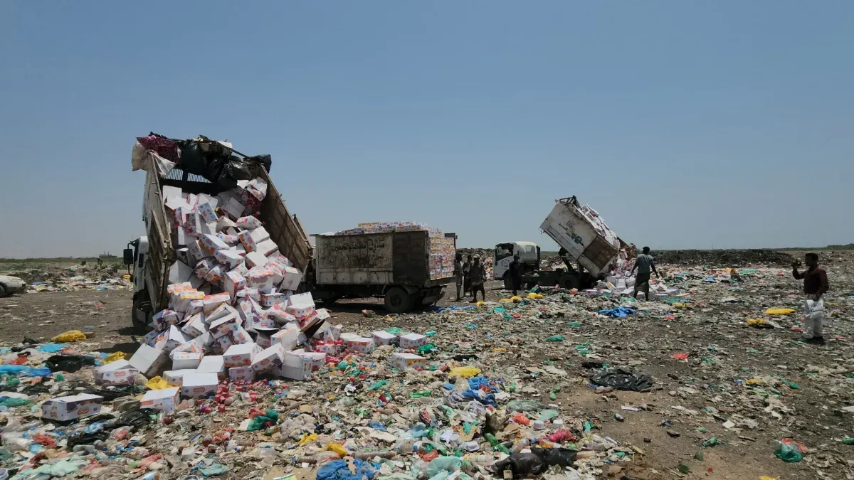 المخا.. اتلاف 18 طنا من عصائر أطفال ملوثة بمواد مسرطنة ومنتهية الصلاحية