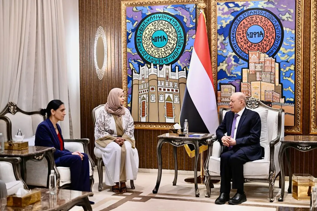 خلال لقائه سفيرة المملكة المتحدة.. العليمي يدعو إلى مقاربة حاسمة لمعالجة جذور التهديد الإيراني وإنهاء نفوذ الوكلاء