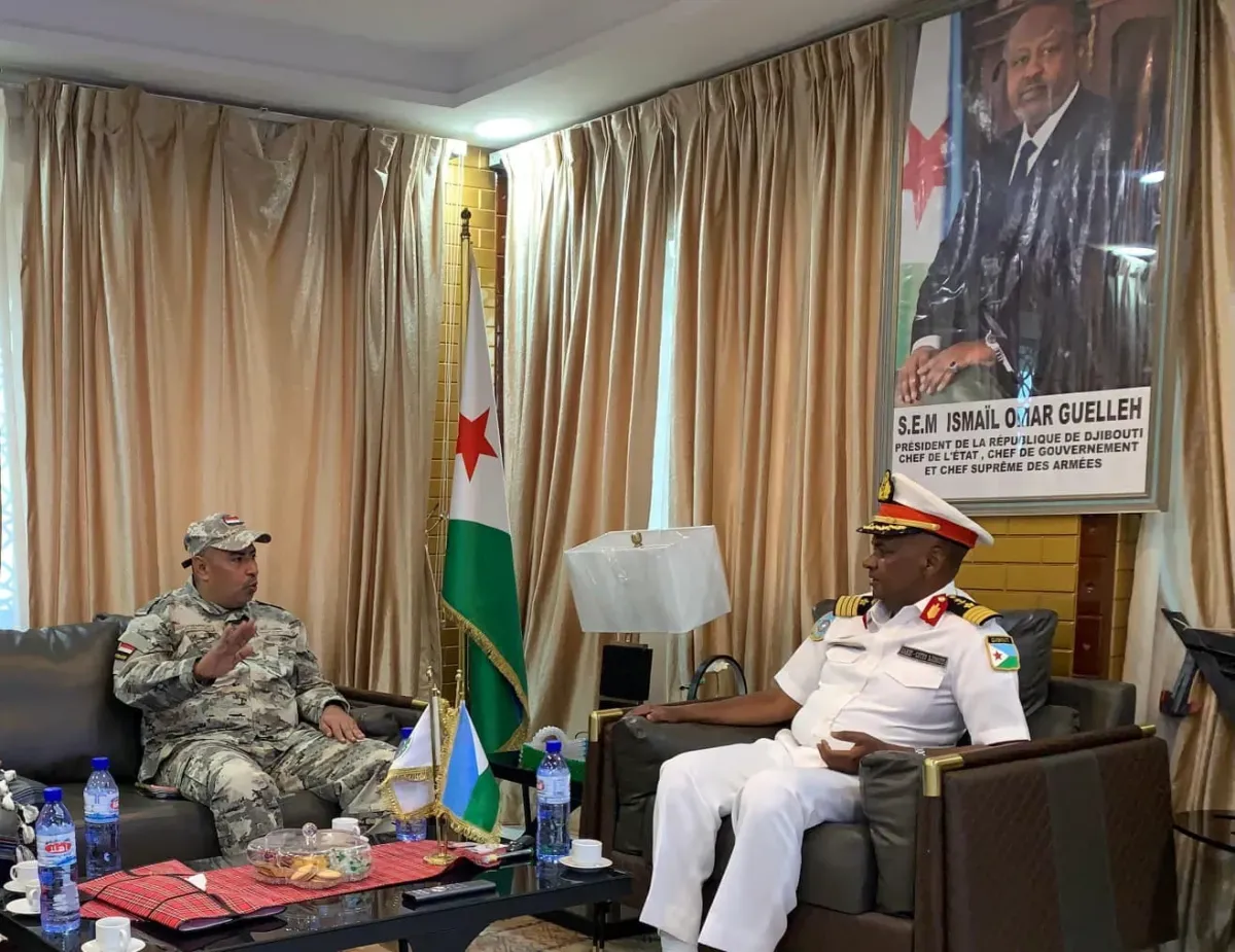 قائد خفر السواحل بقطاع البحر الأحمر يناقش مع قائد خفر السواحل الجيبوتي تعزيز التعاون المشترك