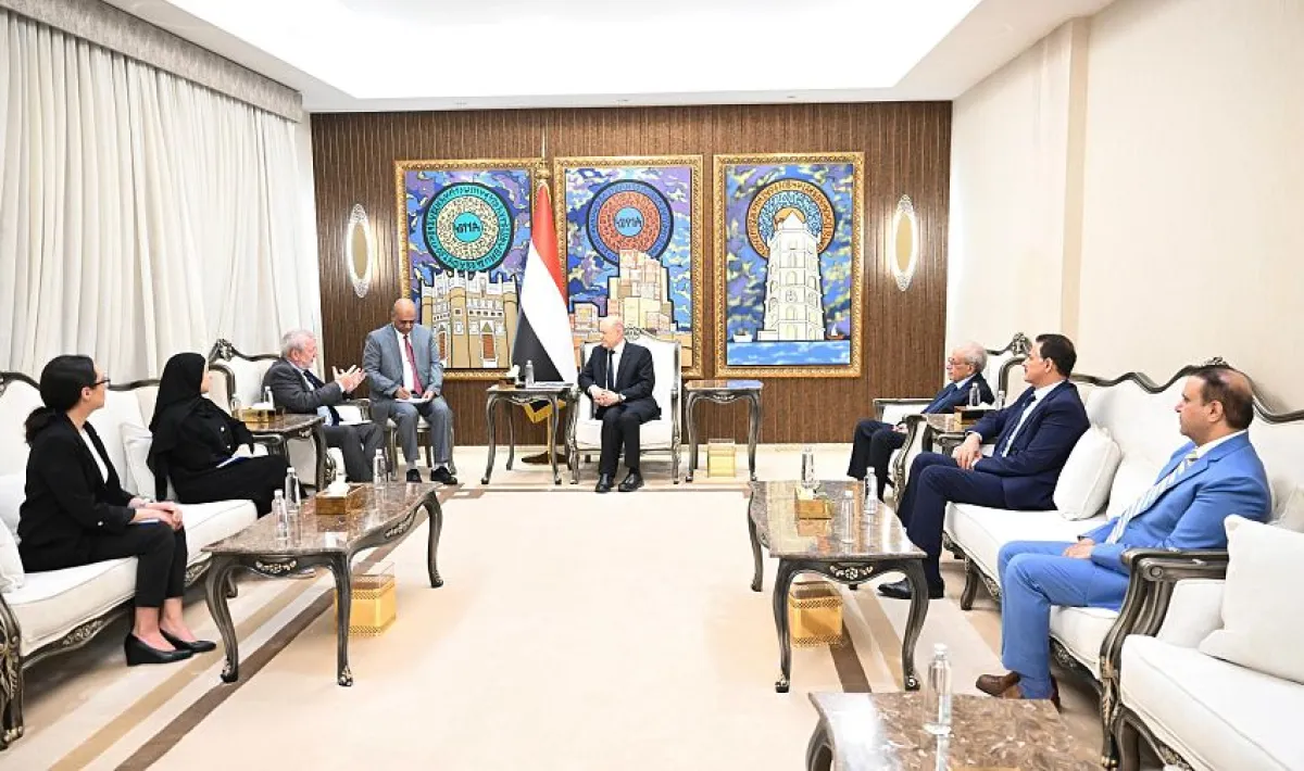 العليمي يجدد المطالبة بالإفراج عن موظفي الإغاثة المحتجزين لدى الحوثيين