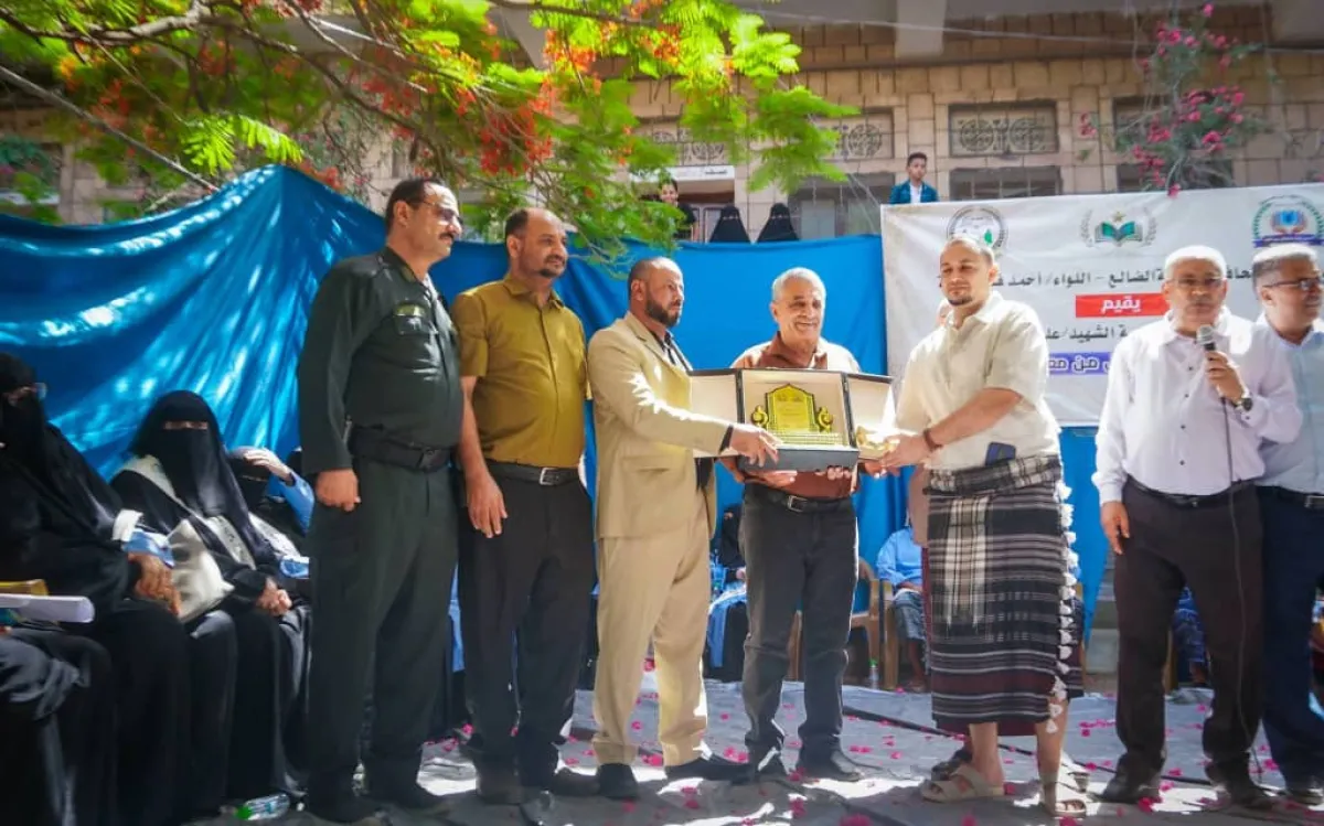 محافظ الضالع يدشن المرحلة الثانية من تأهيل ملعب الصمود ويكرم رواد التعليم في مدرسة الشهيد علي محمد صالح