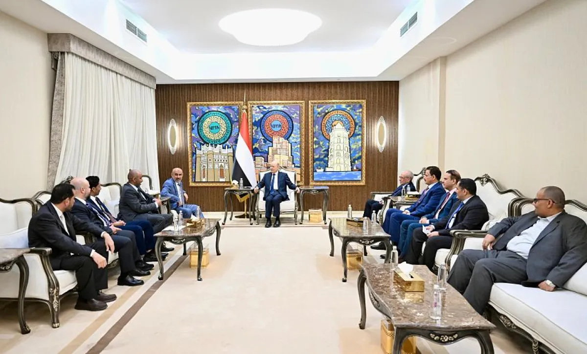 العليمي يبارك اتفاق عمّان ويؤكد التزام الدولة بإغلاق ملف المحتجزين نهائياً