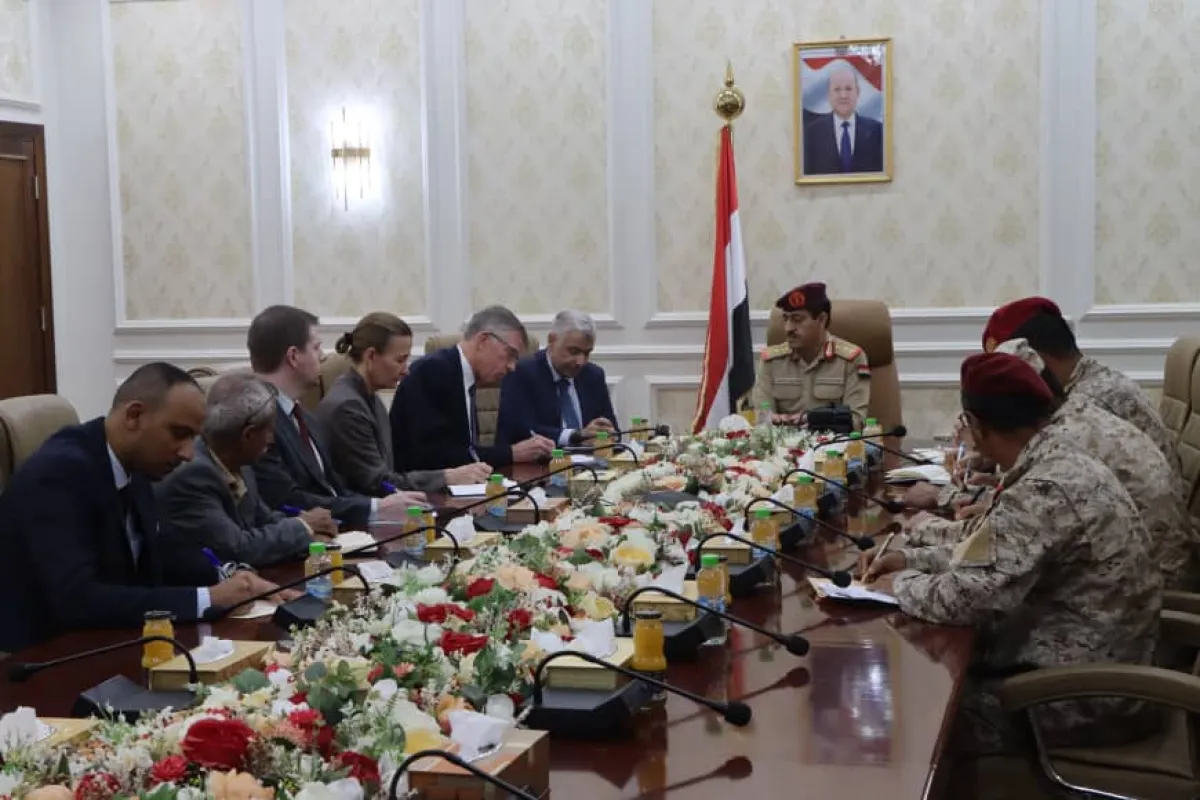 وزير الدفاع: تنسيق وثيق بين الحوثيين والقاعدة وداعش يشكل تهديداً خطيراً للأمن الإقليمي والدولي