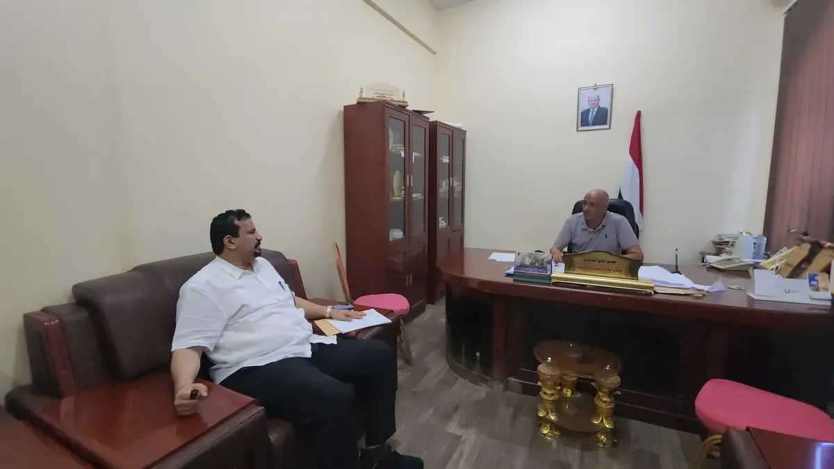 مدير عام المخا يناقش تأمين المشتقات النفطية في المديرية خلال العيد وموسم الصيد