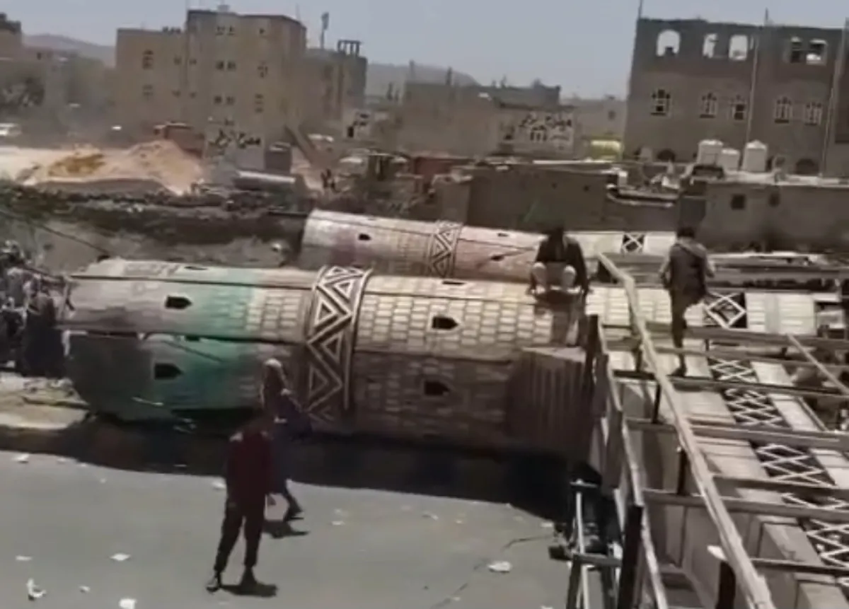 سقوط الهيكل التذكاري الواقع على مدخل صنعاء الجنوبي