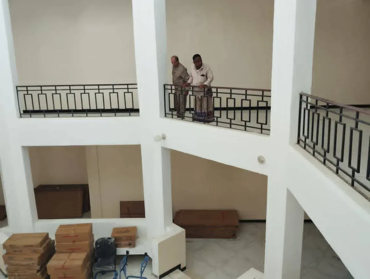 المقاومة الوطنية تسلم تجهيزات وأثاث المجمع الحكومي بمديرية ذو باب المندب