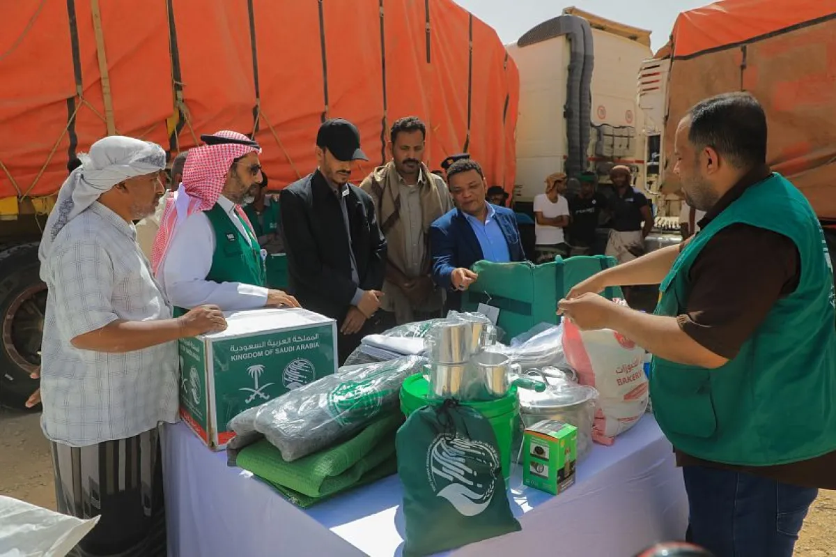مركز الملك سلمان يدشن مساعدات غذائية وإيوائية بحضرموت ويبحث ترتيبات مشروع الأضاحي