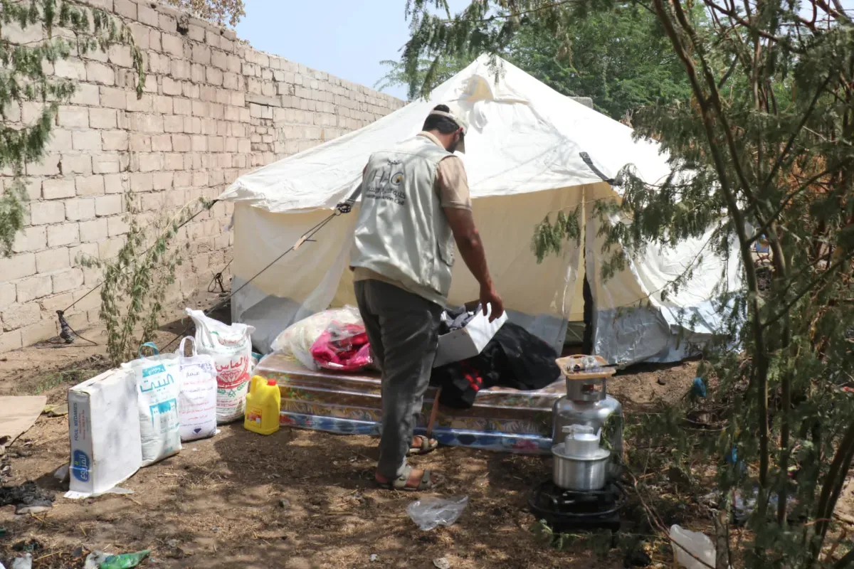 خلية الأعمال الإنسانية تغيث أسرة نازحة بعد احتراق منزلها في الخوخة