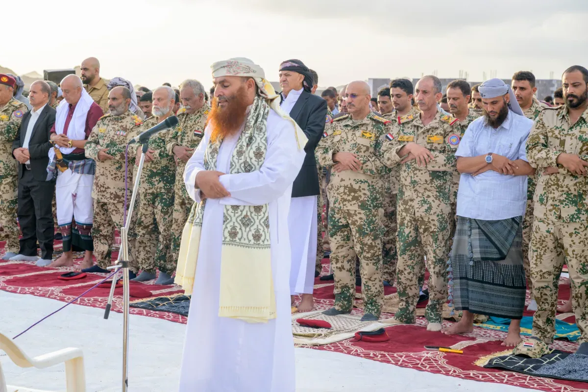 طارق صالح يؤدي صلاة عيد الأضحى مع جموع المواطنين في باب المندب