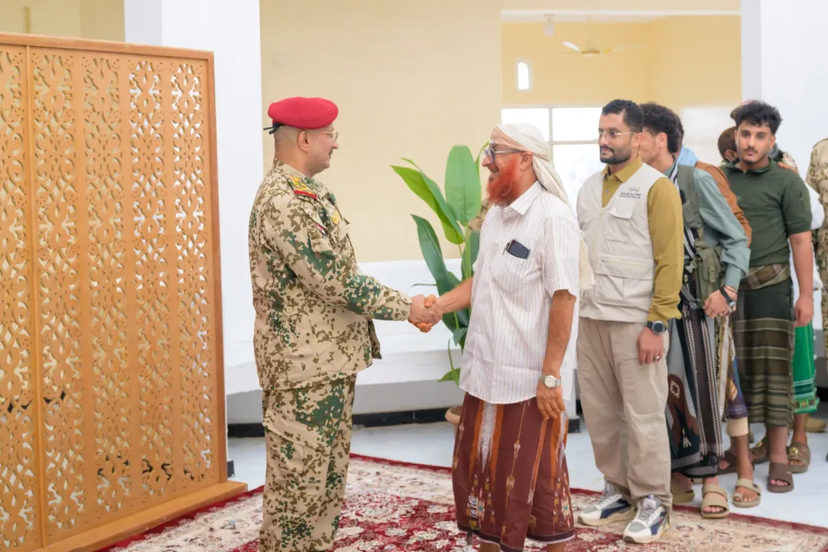 طارق صالح يستقبل جموع المهنئين بعيد الأضحى في ذوباب المندب