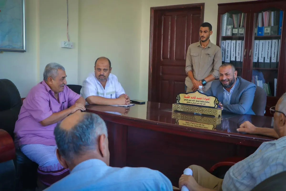 محافظ الضالع يناقش ملفات الكهرباء والتعليم والمشاريع الخدمية في أول يوم دوام عقب إجازة العيد