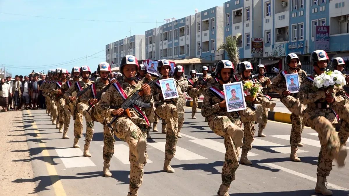 المقاومة الوطنية تشيع الشهيد عمرو المنحمي في المخا