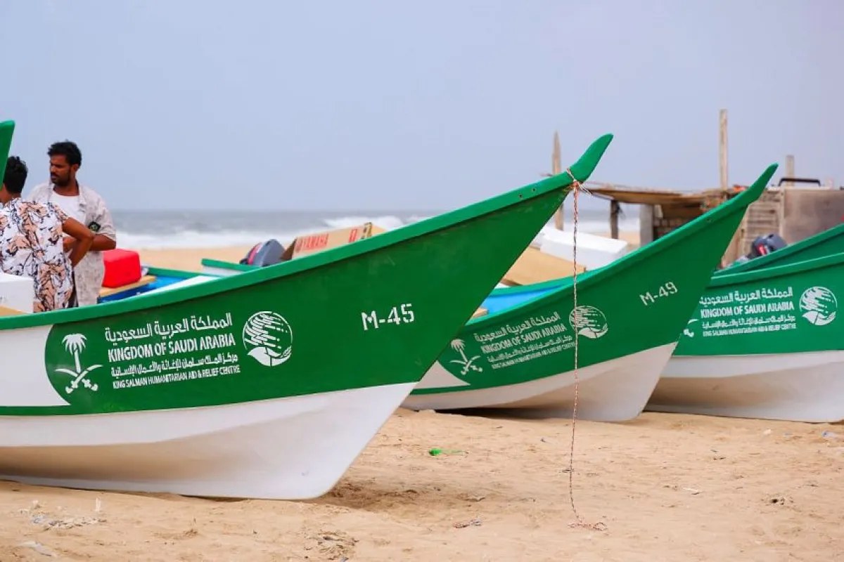 مركز الملك سلمان يدشن توزيع قوارب صيد للصيادين المتضررين في المهرة