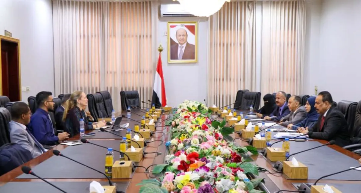 الحكومة والبنك الدولي يبحثان تعزيز الشراكة لدعم النقل والطرق والتنمية في اليمن