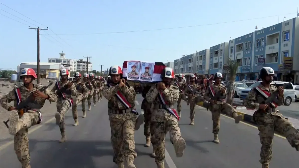 المقاومة الوطنية تشيع الشهيد محمد الظاهري في موكب رسمي وشعبي بالمخا
