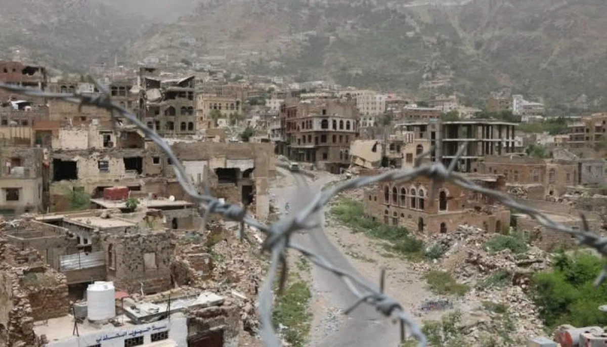 فاتورة مضاعفة على تخوم الموت.. لماذا يدفع سكان خطوط التماس في تعز 3 أضعاف كلفة الاتصالات والإنترنت؟