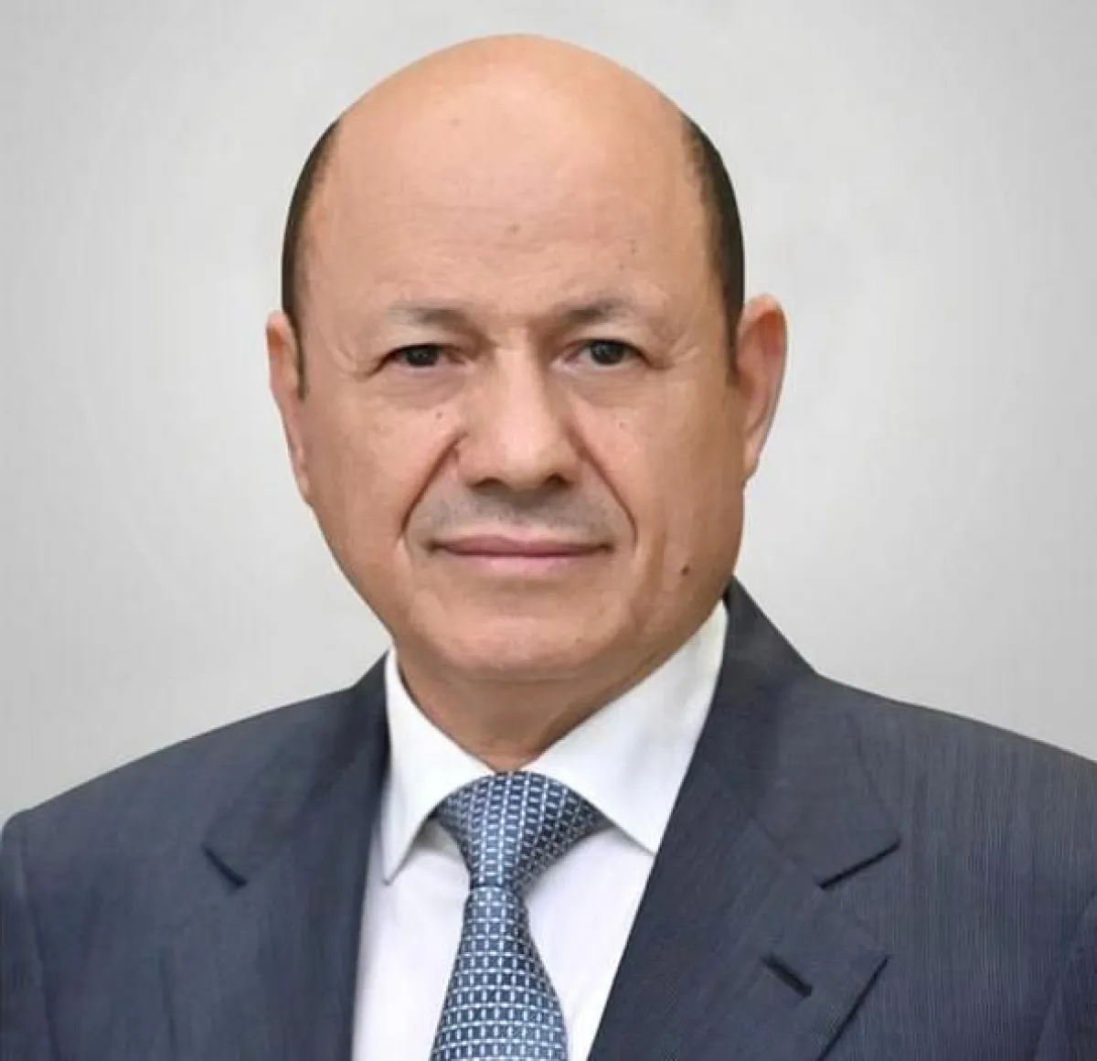 العليمي يوجه باستكمال التحقيقات في حادثي إطلاق النار وانفجار مخزن الذخائر بعدن