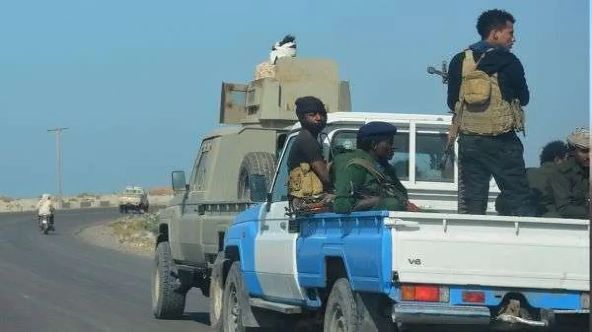 بناءً على بلاغ شرطة الحديدة.. أمن الدولة في تعز يسلم أحد المطلوبين أمنيًا في جريمة اغتيال قائد الفرقة الأولى مقاومة وطنية