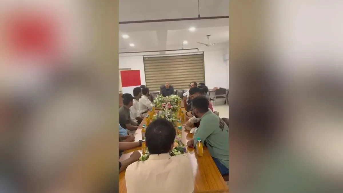 بتكليف من الفريق طارق صالح.. رئيس عمليات المقاومة الوطنية يتفقد جرحى الساحل الغربي في الهند