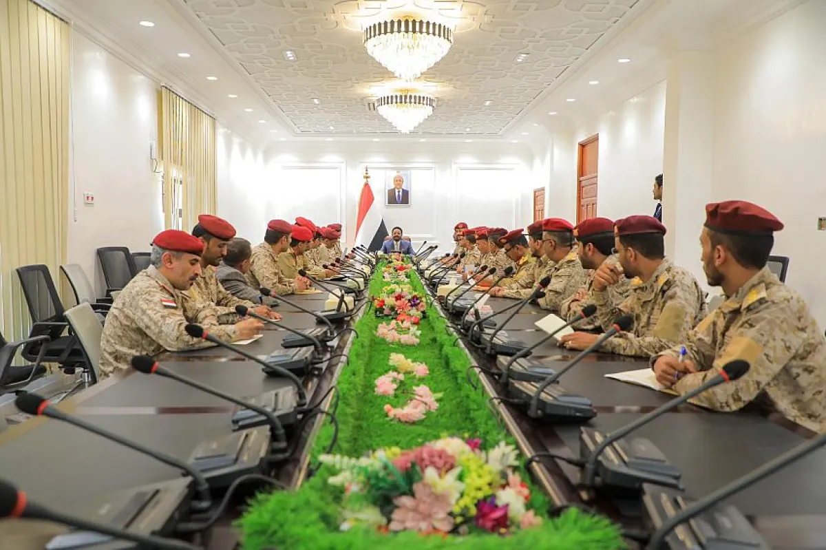 العرادة يترأس اجتماعاً عسكرياً موسعاً في مأرب ويشدد على رفع الجاهزية القتالية للقوات المسلحة