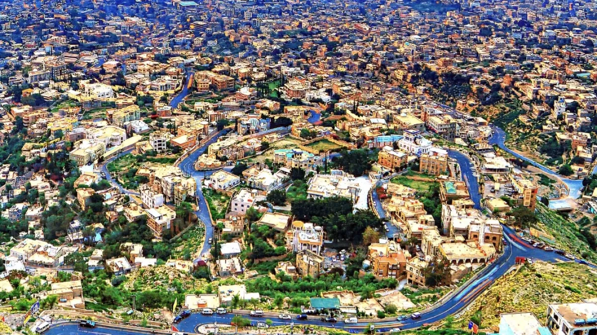 هروباً من لهيب الصيف والأسعار.. "شمس تعز" ملاذ السكان