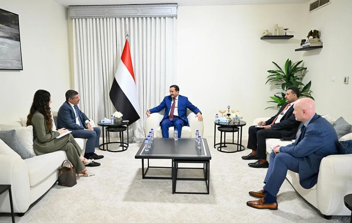 السفير الأمريكي لدى اليمن: لن نسمح لإيران والحوثيين بتهديد أمن باب المندب وهرمز