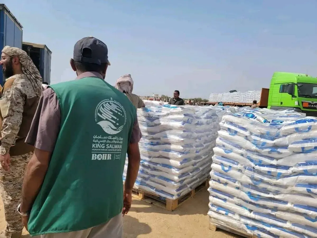 مساعدات سعودية عاجلة تخفف معاناة النازحين بمحافظة حجة