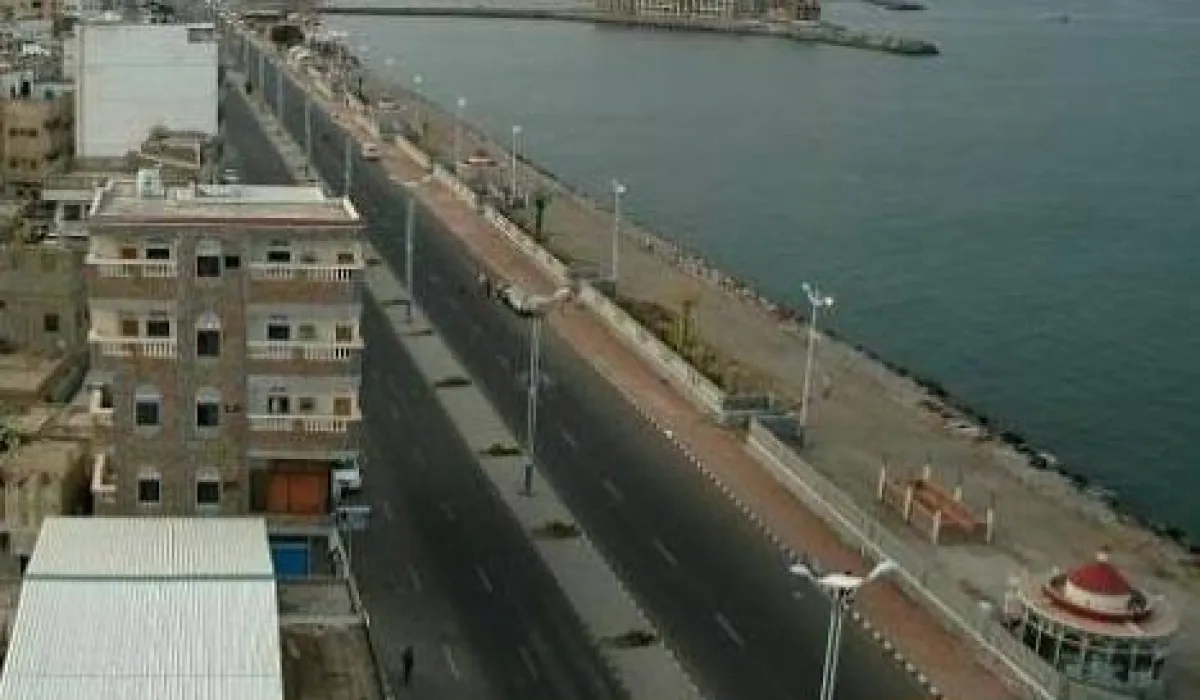 الحوثيون يأمرون بإخلاء عشرات الأسر من منازلها في كورنيش الحديدة تمهيداً لمشروع استثماري