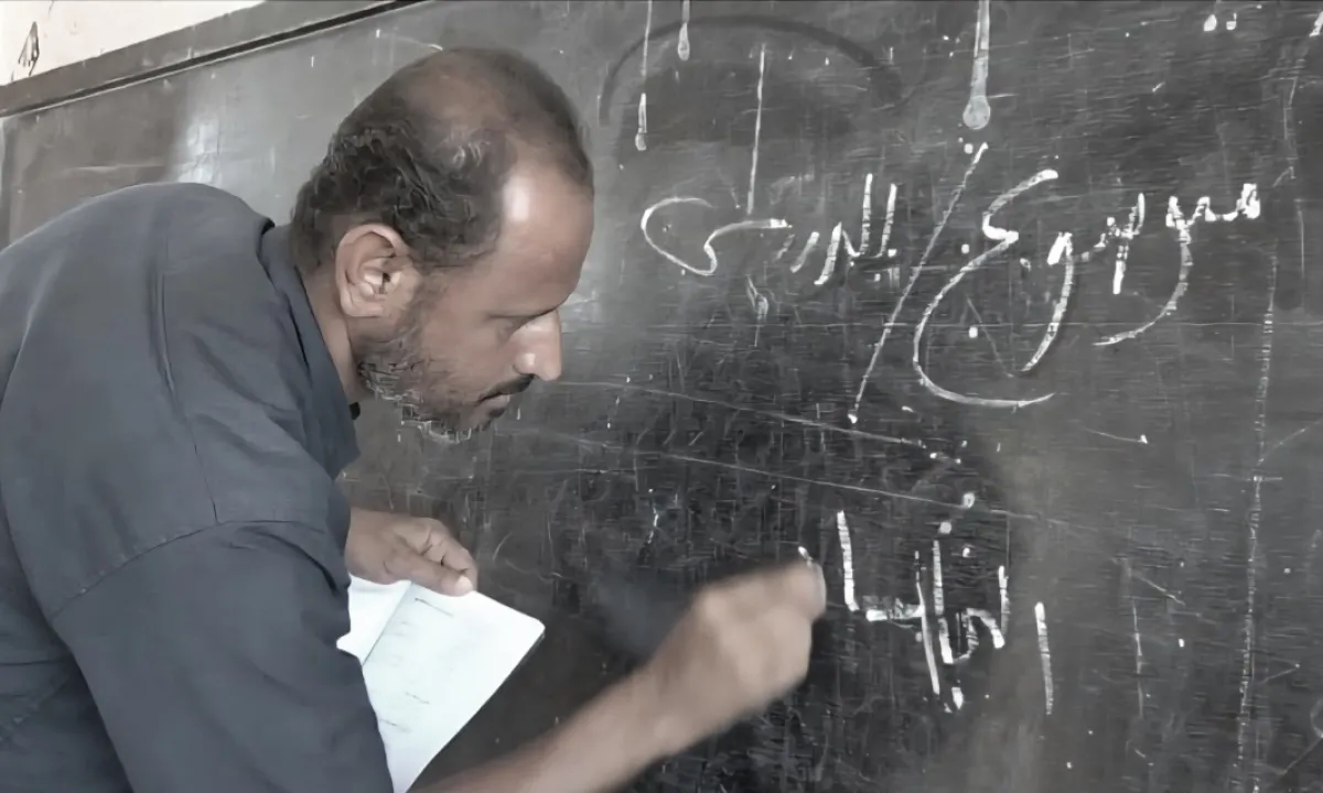 الريال المنهار والمعلم المنهك: مأساة الأكاديمي اليمني في زمن "الزيادة الوهمية"