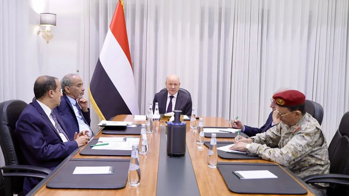 مجلس القيادة الرئاسي يعقد اجتماعاً طارئاً لبحث تداعيات الرحلة الإيرانية إلى مطار صنعاء ويحذر من انتهاك السيادة اليمنية