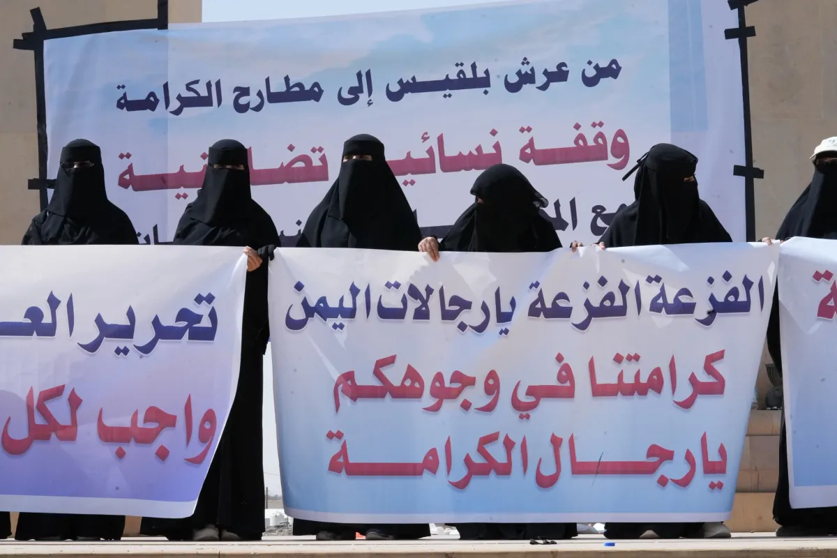 مأرب.. وقفة نسائية تندد بانتهاكات الحوثيين بحق النساء وتهدي "بندقية الكرامة" لمطارح الريان